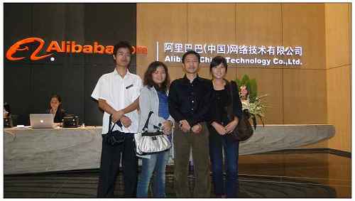 集装箱活动房公司前往阿里总部的人员:左起车德顺、孙海霞、俞总、徐月