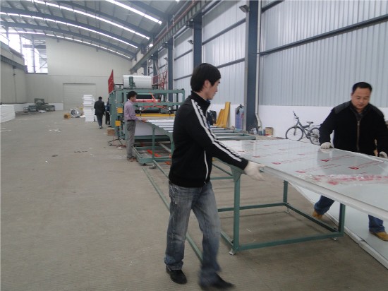 技术总监董工参与生产板材过程中
