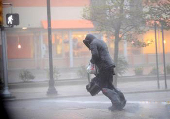 集装箱房屋在飓风中安然无恙