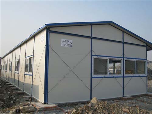 那间石榴树旁的活动房